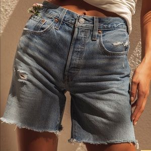 Levi’s 501 mid thigh shorts